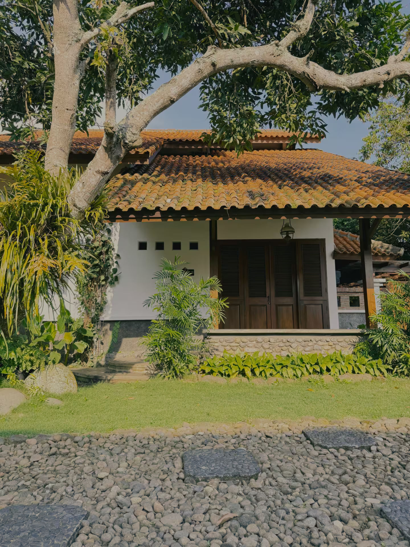 Fasad ikonik dirumahdelima dengan nuansa tropis modern