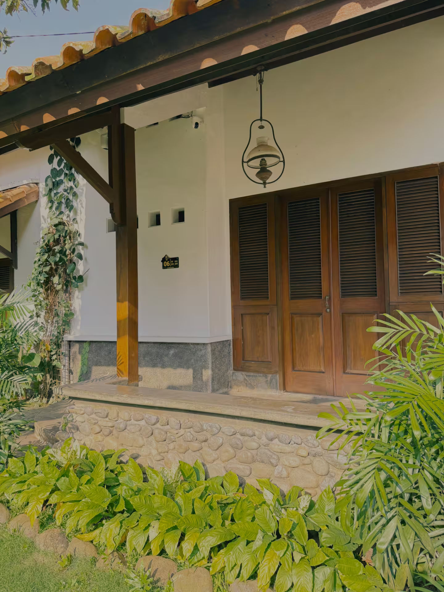 Fasad dirumahdelima dikelilingi taman mungil yang hijau dan rindang