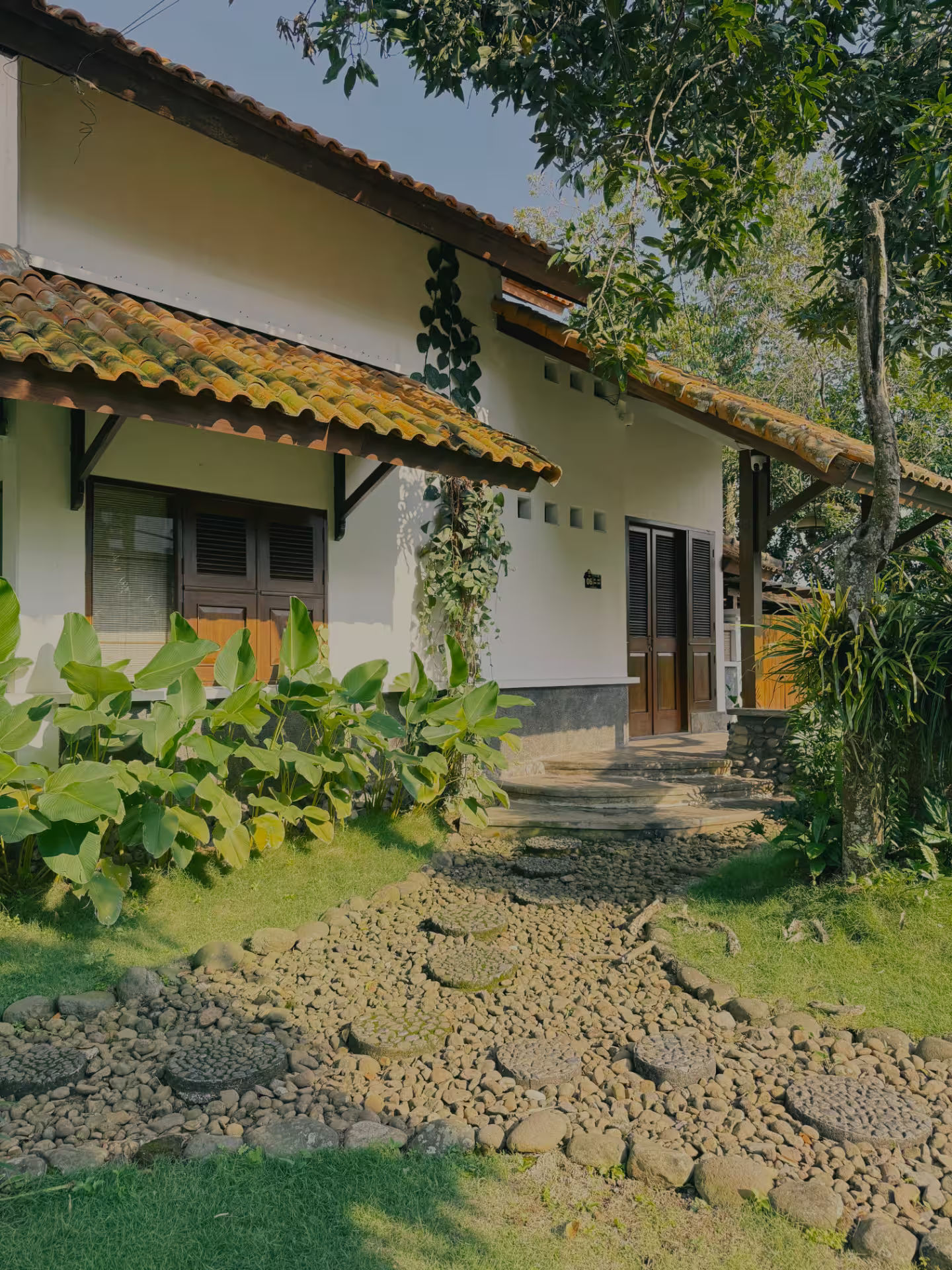 Pathway batu alami di taman samping dirumahdelima