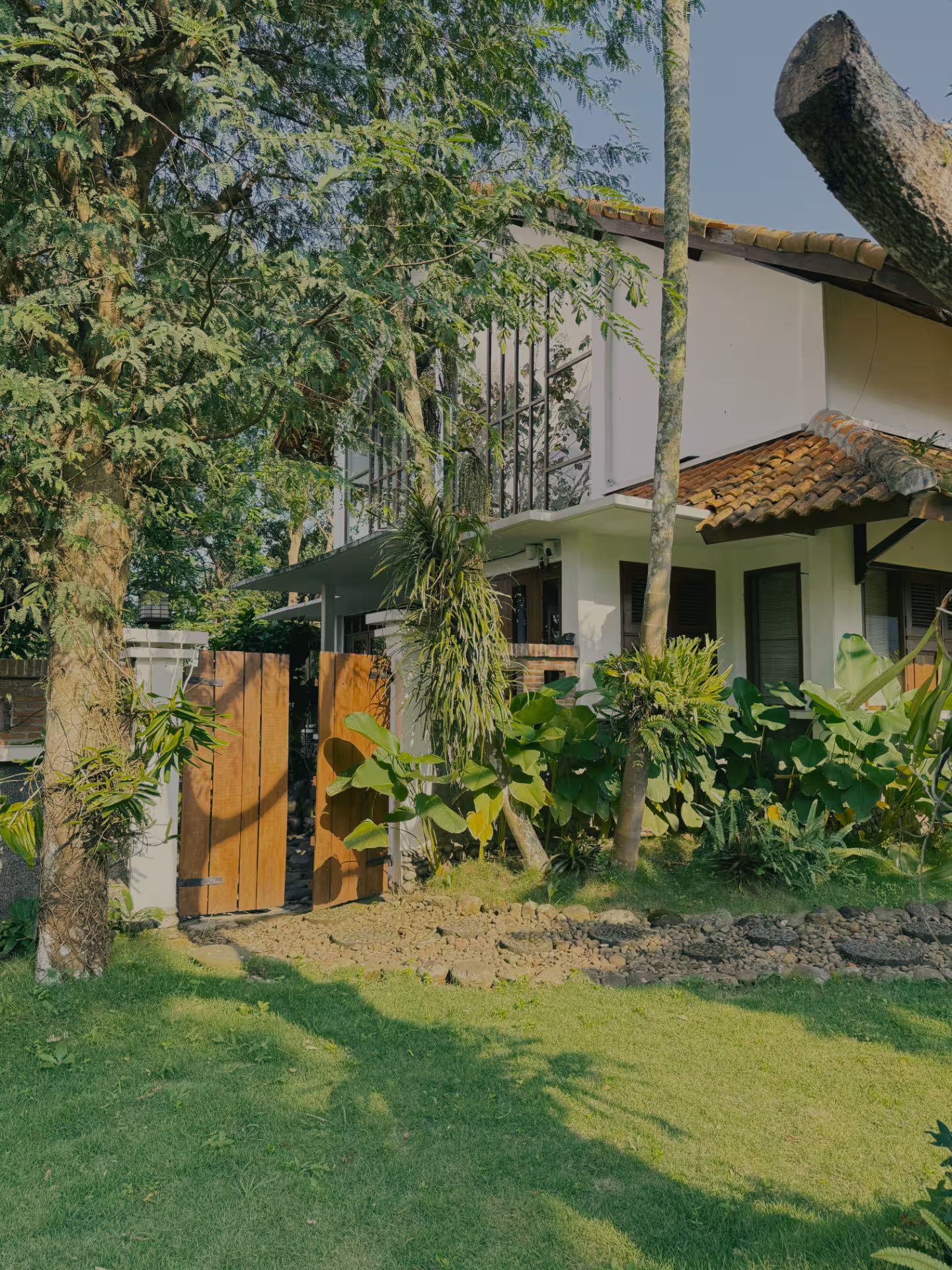 Gerbang kecil di area outdoor dirumahdelima dengan sentuhan natural