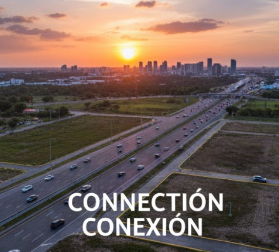 Conexión Estratégica: Lotes y terrenos con alta plusvalía en zona de crecimiento en Mérida Vista aérea de vialidades y terrenos de inversión en Mérida Yucatán mostrando alta conectividad y desarrollo urbano al atardecer