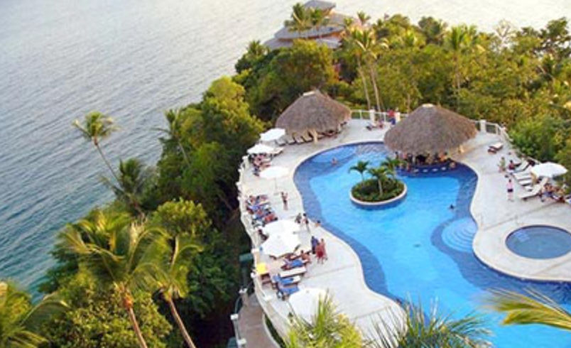 Piscina principal del hotel Bahia Principe Grand Cayacoa con vistas al mar