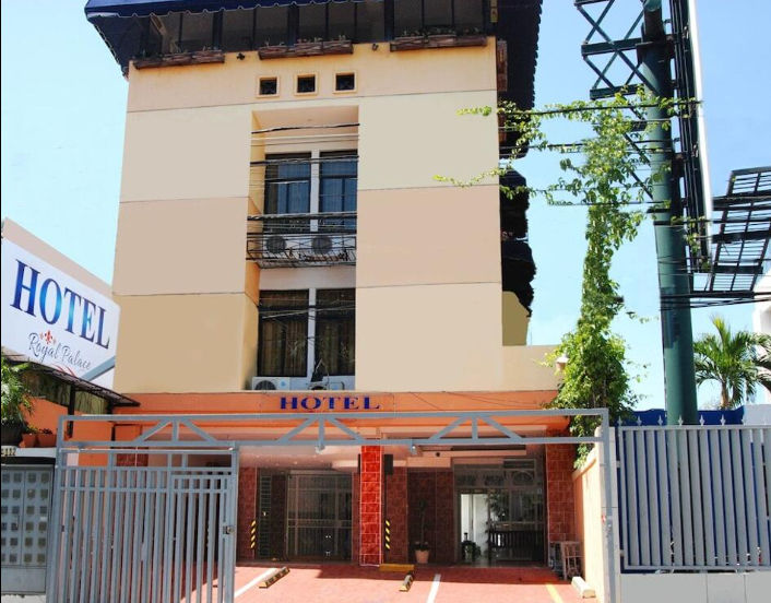 Main facade of the Hotel Royal Palace in Santo Domingo featuring the outdoor sign, front entrance, and parking area
