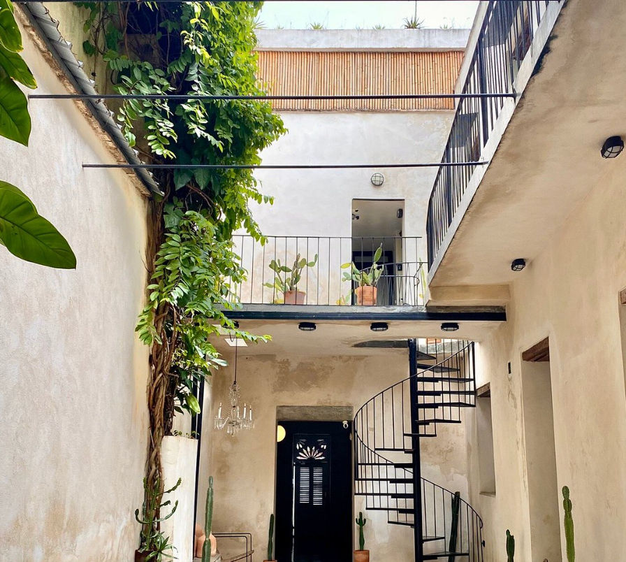 Balcon superior de Fixie Lofts Slow Life Villa en la Zona Colonial con macetas de cactus y arquitectura colonial