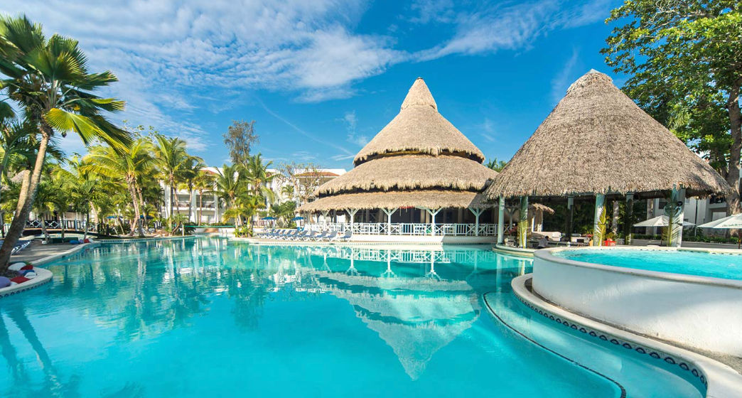 Vista aerea de la playa y las instalaciones del hotel Be Live Experience Hamaca Beach en Boca Chica, Republica Dominicana