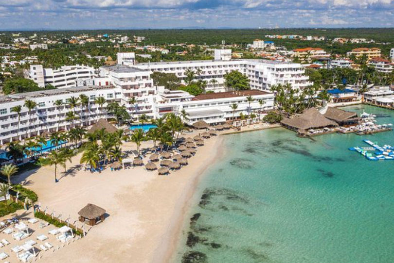 Vista aérea de la playa y las instalaciones del hotel Be Live Experience Hamaca Beach en Boca Chica, República Dominicana.