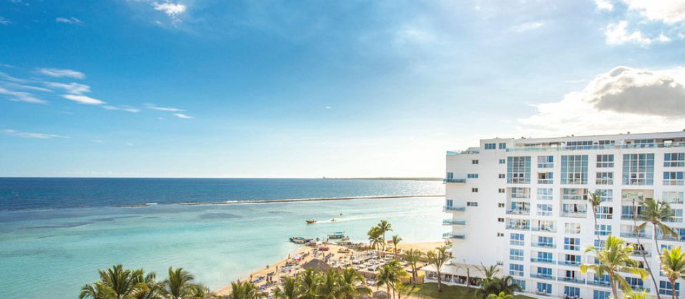 Vista aérea del hotel Be Live Experience Hamaca Suites junto a la playa y el mar caribeño en Boca Chica.