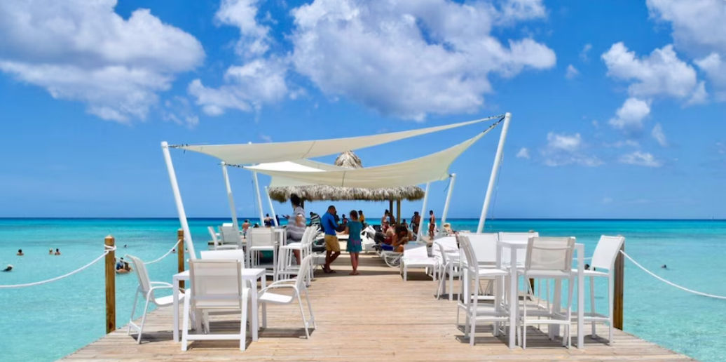 Instalaciones del Cadaques Caribe Resort & Villas en Bayahíbe con piscina y parque acuático al fondo
