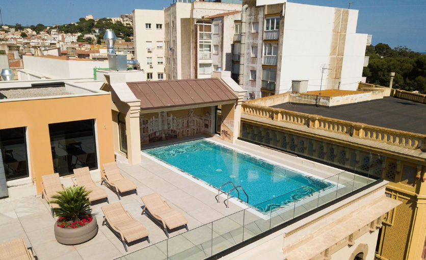 Fachada exterior del Elke Spa Hotel con balcones clásicos y ventanales a nivel de calle