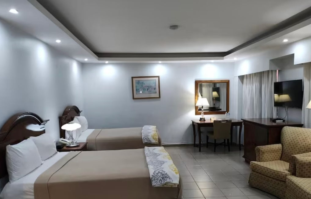 Fachada exterior del Micro Hotel Condo Suites en Santo Domingo, edificio moderno de tres niveles