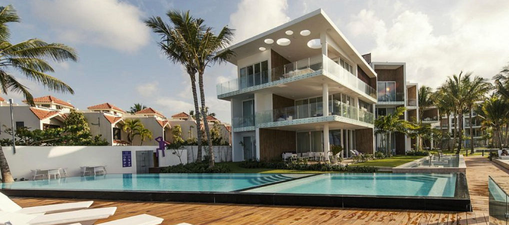 Vista aerea de la piscina infinita y terraza de madera de Ultravioleta Boutique Residences frente a la playa de Cabarete
