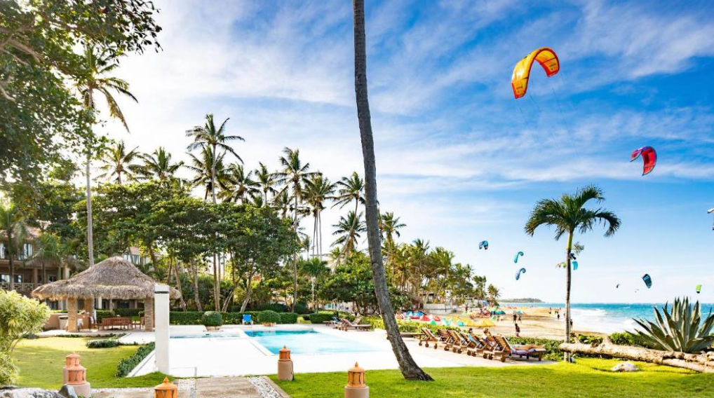 Vista aérea de Ocean Point Cabarete frente al mar con playa y zona de kitesurf