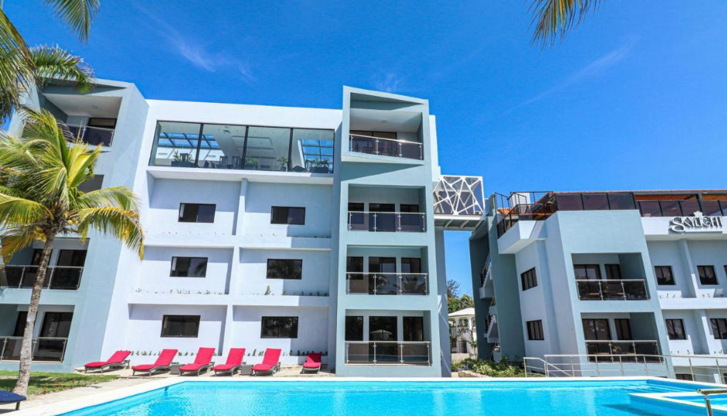 Fachada moderna del Skylight Hotel en Puerto Plata con el Skylight Restaurant en el piso superior - Modern facade of Skylight Hotel in Puerto Plata featuring the Skylight Restaurant
