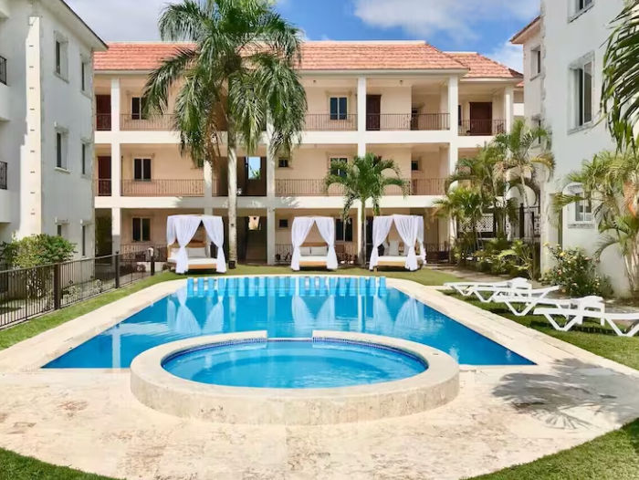 Piscina central y apartamentos del complejo Punta Cana Seven Beaches en Pueblo Bavaro, Republica Dominicana.