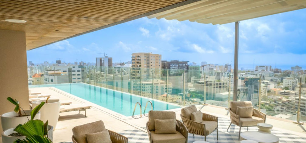 Vista aérea de la terraza y piscina en la azotea del hotel Courtyard by Marriott Santo Domingo Piantini