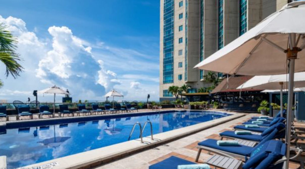 Vista panorámica del hotel Catalonia Santo Domingo y edificios de gran altura a lo largo del Malecón frente al Mar Caribe