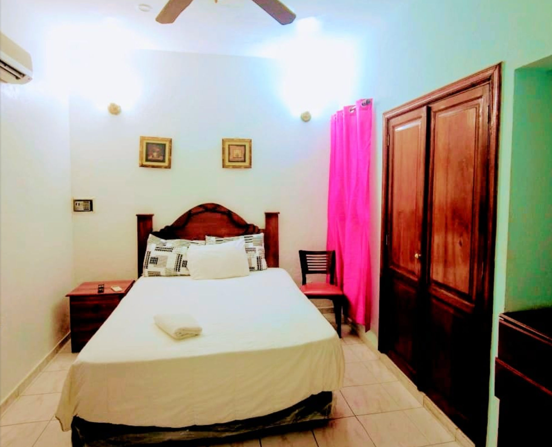 Interior de una moderna furgoneta de transporte privado de Taxi Dominicana con asientos de cuero premium y aire acondicionado, ideal para traslados desde el aeropuerto