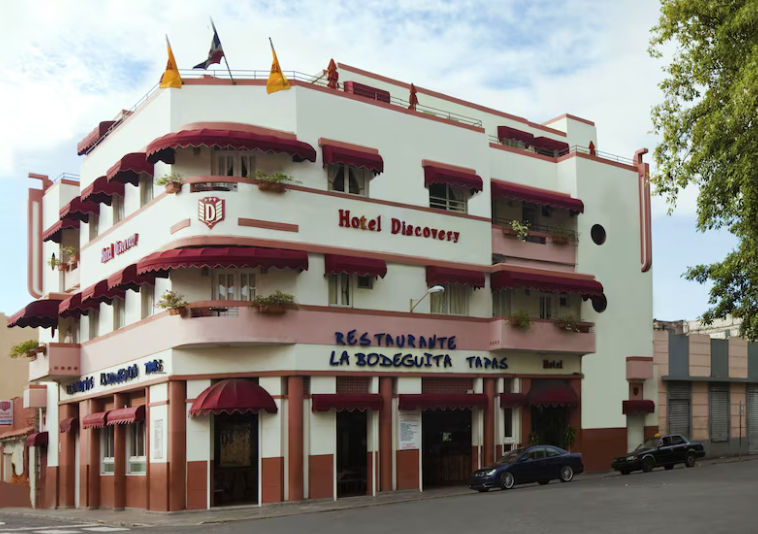 Fachada exterior del Hotel Discovery y el Restaurante La Bodeguita Tapas en una esquina de la Zona Colonial de Santo Domingo.
