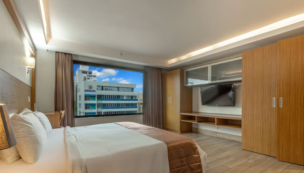 Vista exterior del edificio Weston Suites & Hotel en Santo Domingo
