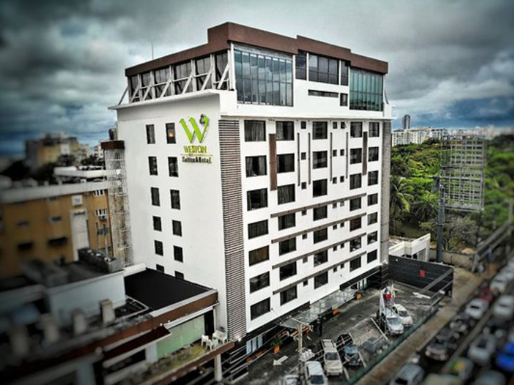 Exterior view of the Weston Suites & Hotel building in Santo Domingo