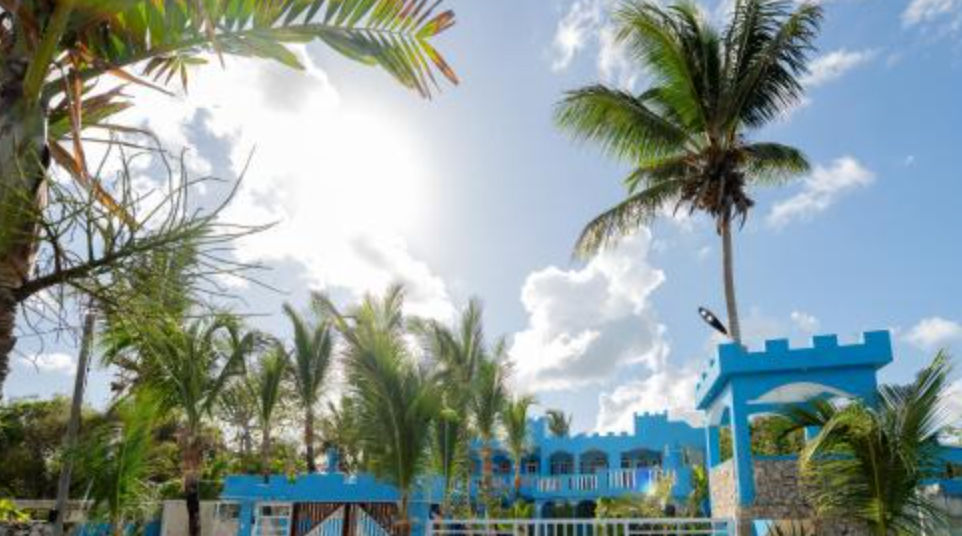 Piscina exterior y fachada azul de estilo castillo del Hotel Boca de Yuma en República Dominicana