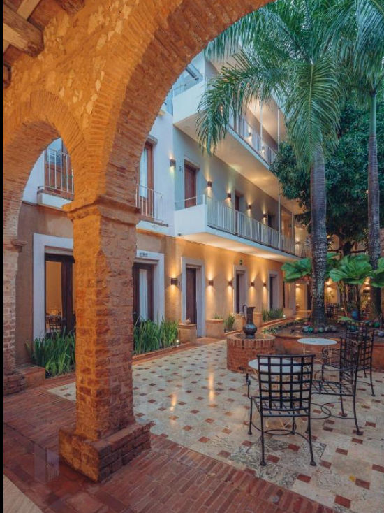 Fachada exterior de Luca Life Tasting Hotel en la Zona Colonial de Santo Domingo