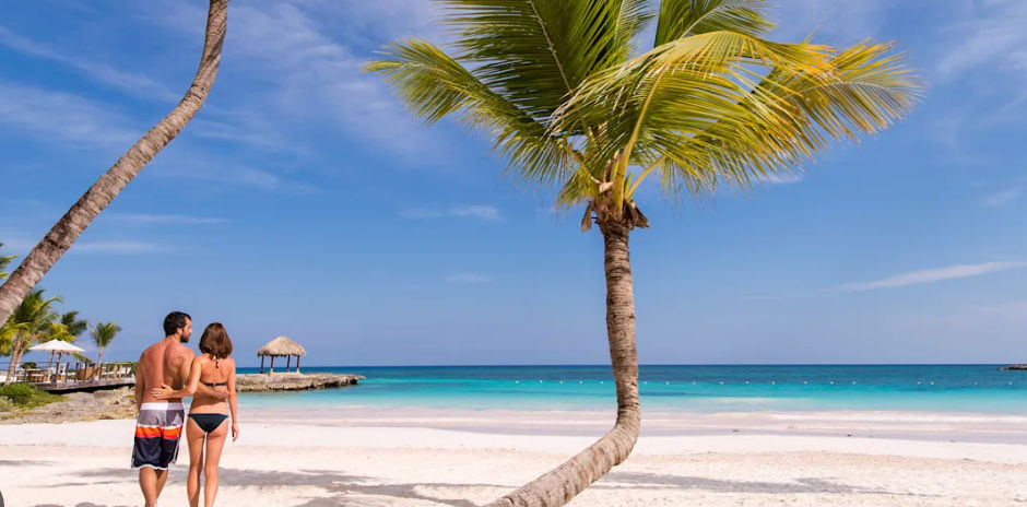 Personas en la playa de un resort todo incluido en Punta Cana