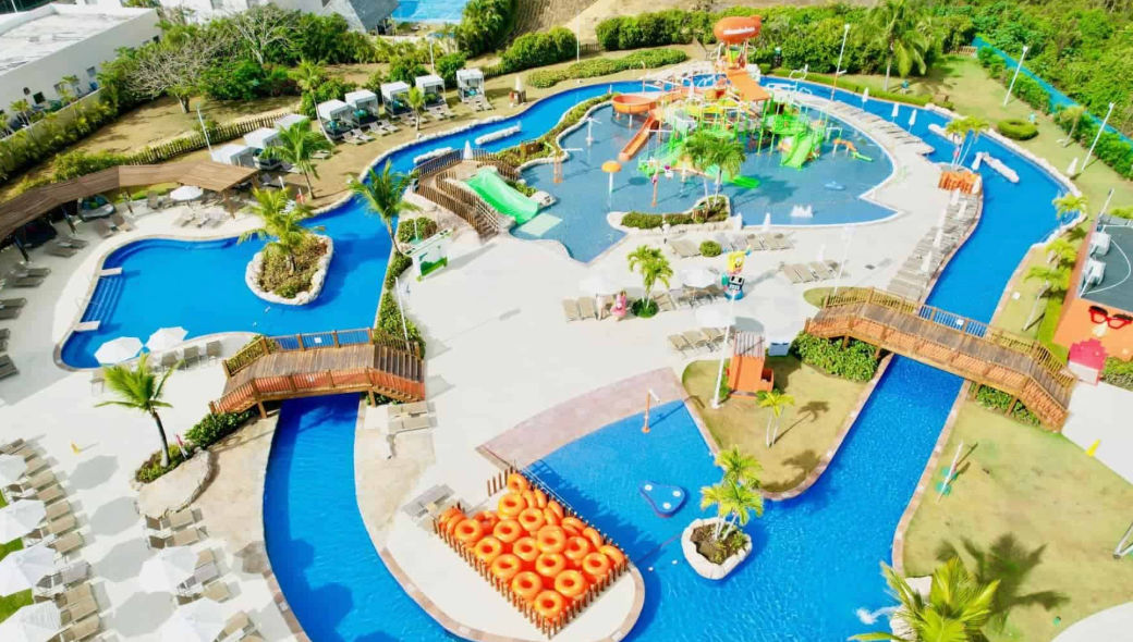 Vista aérea de las piscinas en el Hotel Nickelodeon, República Dominicana