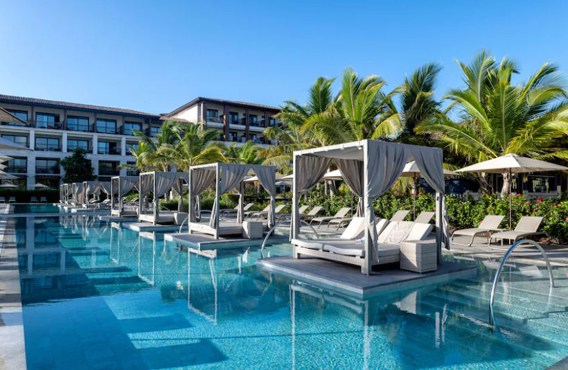 Piscina con camas balinesas integradas en Lopesan, República Dominicana