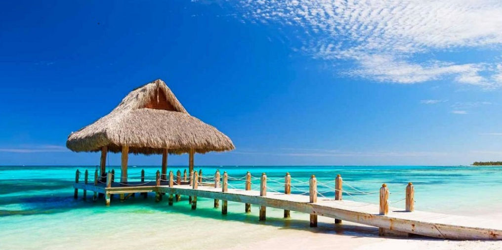 Playa paradisíaca en República Dominicana con palmeras y mar turquesa