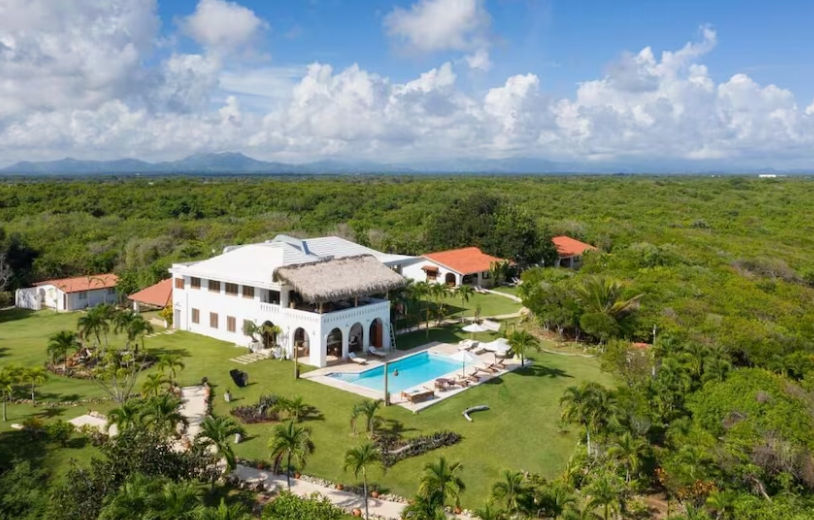 Vista aerea de Selectum Hacienda Punta Cana con piscina frente a Playa Macao