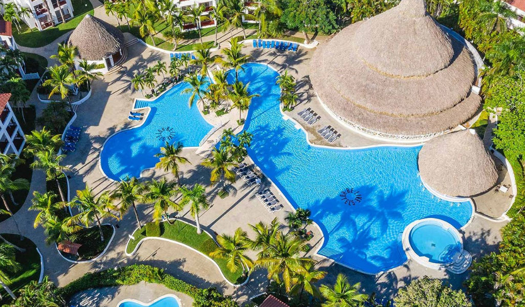 Vista del resort Be Live Experience Hamaca Suites junto a la playa en República Dominicana