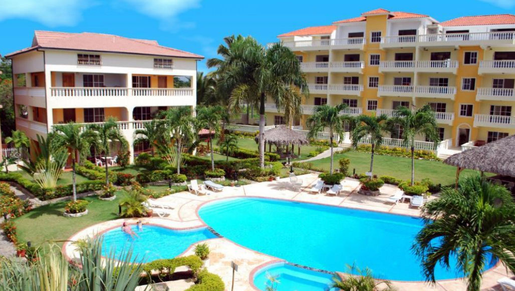 Vista aérea de los edificios y piscina en Residencial Las Palmeras de Willy en Boca Chica