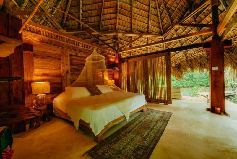 Cabaña ecológica de madera de dos niveles con techo de paja en El Valle Lodge, Samaná