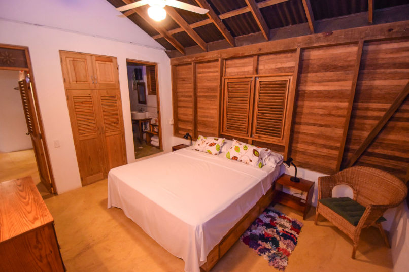 Clave Verde Ecolodge en las montañas con techos rojos