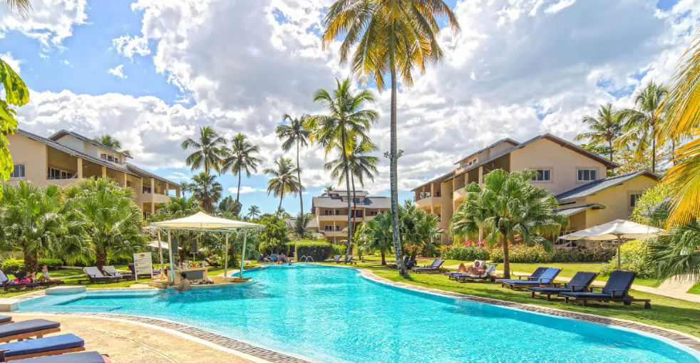 Aerial view of Alisei Hotel Spa facilities in Las Terrenas, surrounded by palm trees and facing the Caribbean Sea