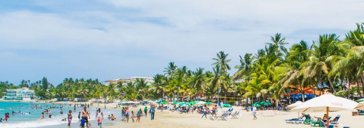 Modernas villas blancas de Ultima Retiro Cabarete con piscina tropical y palmeras