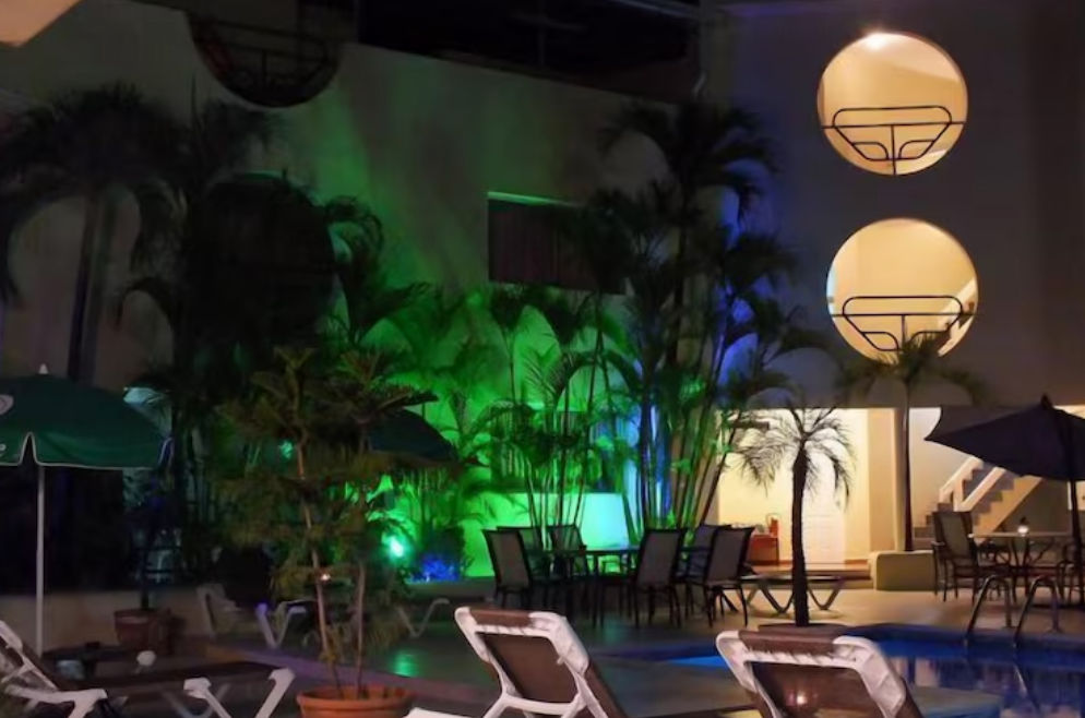 Vista de la piscina y fachada con ventanas circulares del Hotel Don Andrés en Sosúa
