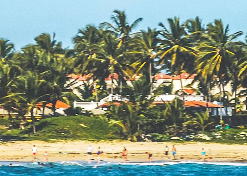Vista aérea de Casa Blanca Hotel Cabarete con piscina, jacuzzi y jardín tropical