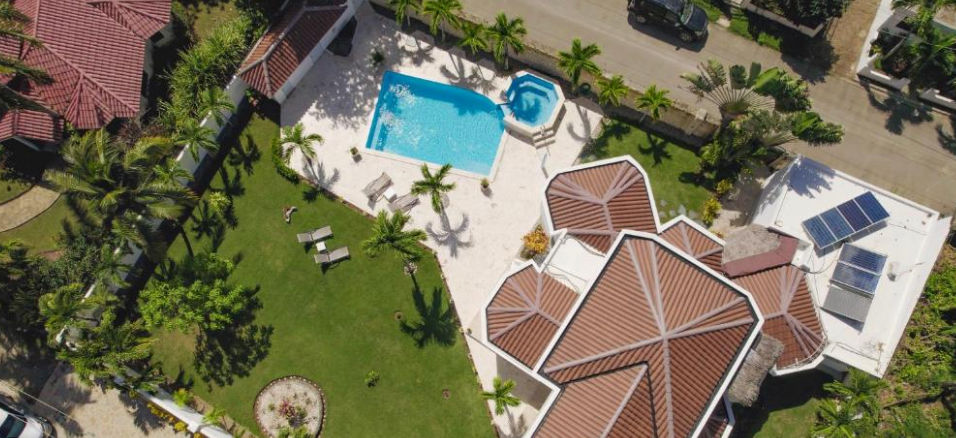 Vista aérea de Casa Blanca Hotel Cabarete con piscina, jacuzzi, áreas verdes y paneles solares en el techo.