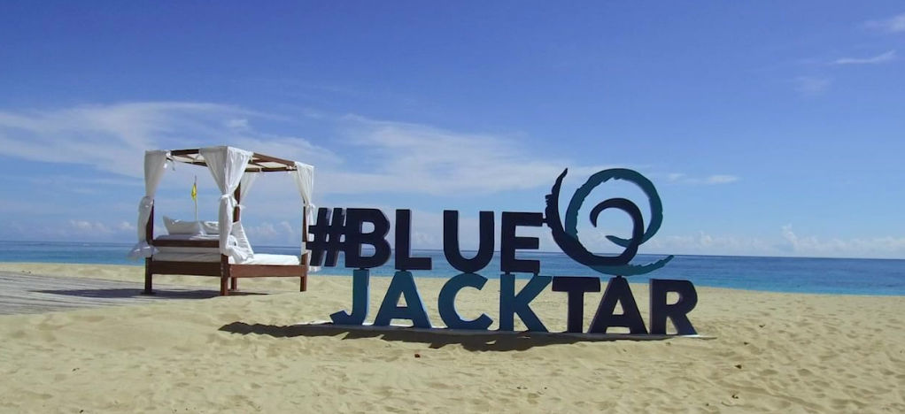 Instalaciones modernas del hotel Blue JackTar en Puerto Plata con una gran piscina y camastros / Modern facilities at Blue JackTar hotel in Puerto Plata featuring a large swimming pool and lounge chairs