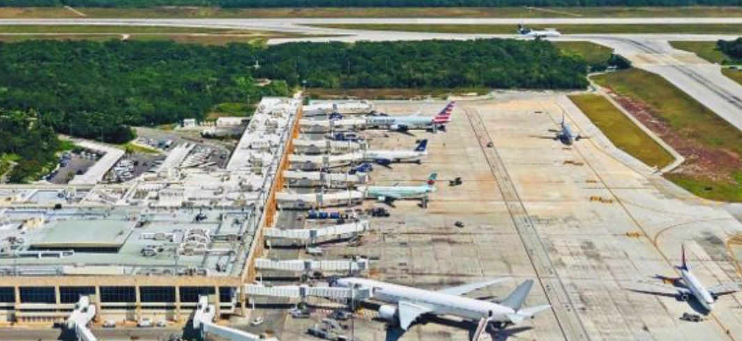 Infografía sobre la infraestructura y ubicación del Aeropuerto Internacional de Cancun para traslados a hoteles