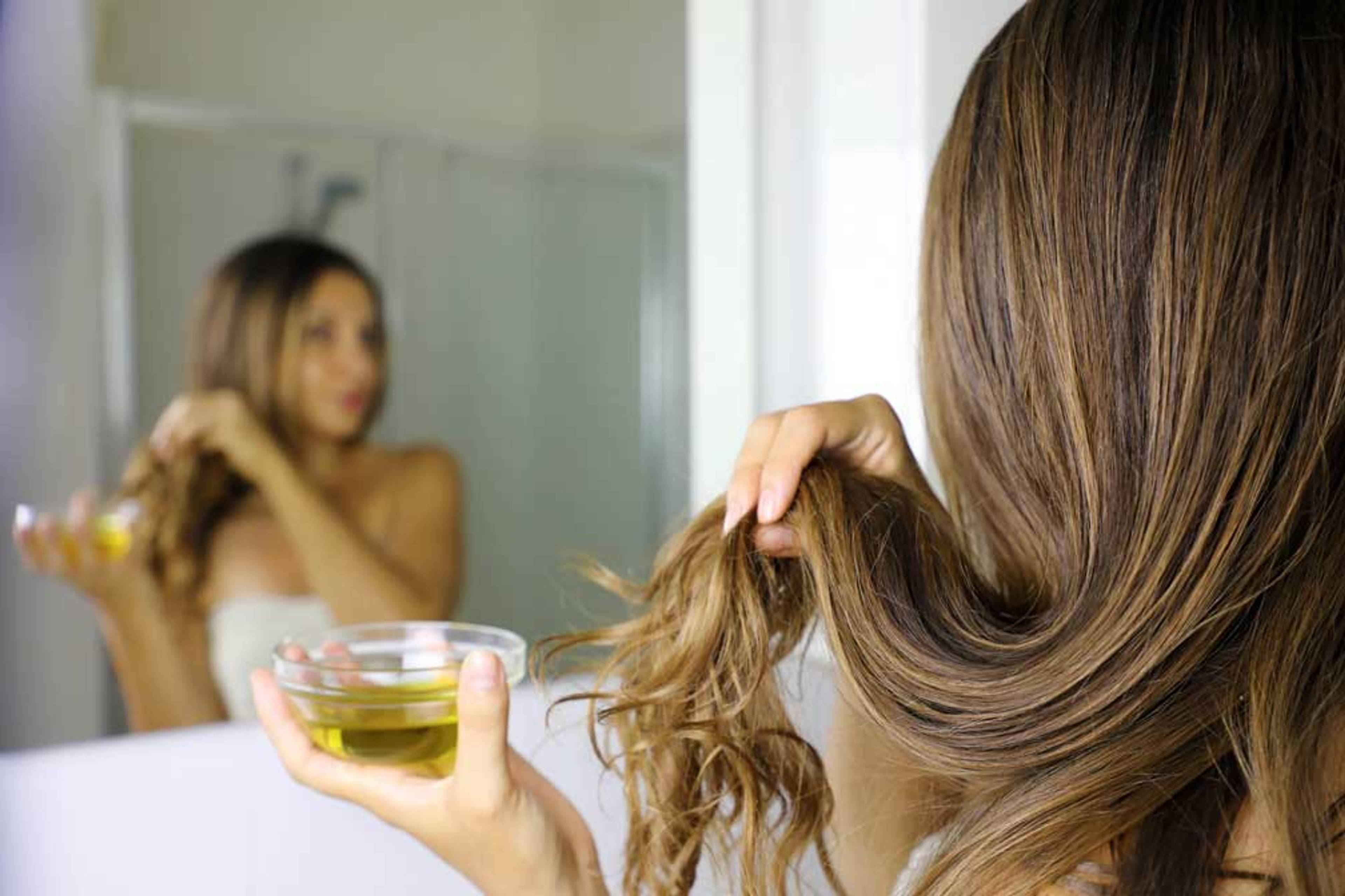 EXPERT TIPS ON HOW TO APPLY HAIR OIL IN CORRECT WAYS.-image