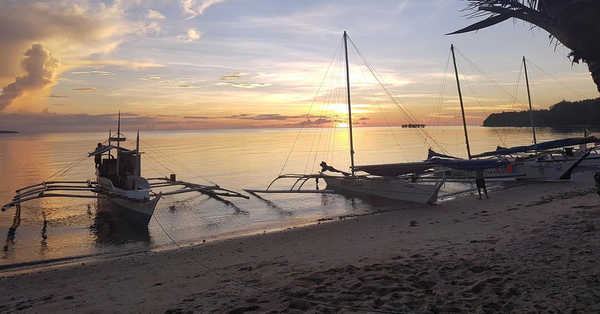 BOAT RACES AND BUILDING YOUR OWN SHELTER: AN ISLAND-HOPPING PHILIPPINES ADVENTURE CHALLENGE