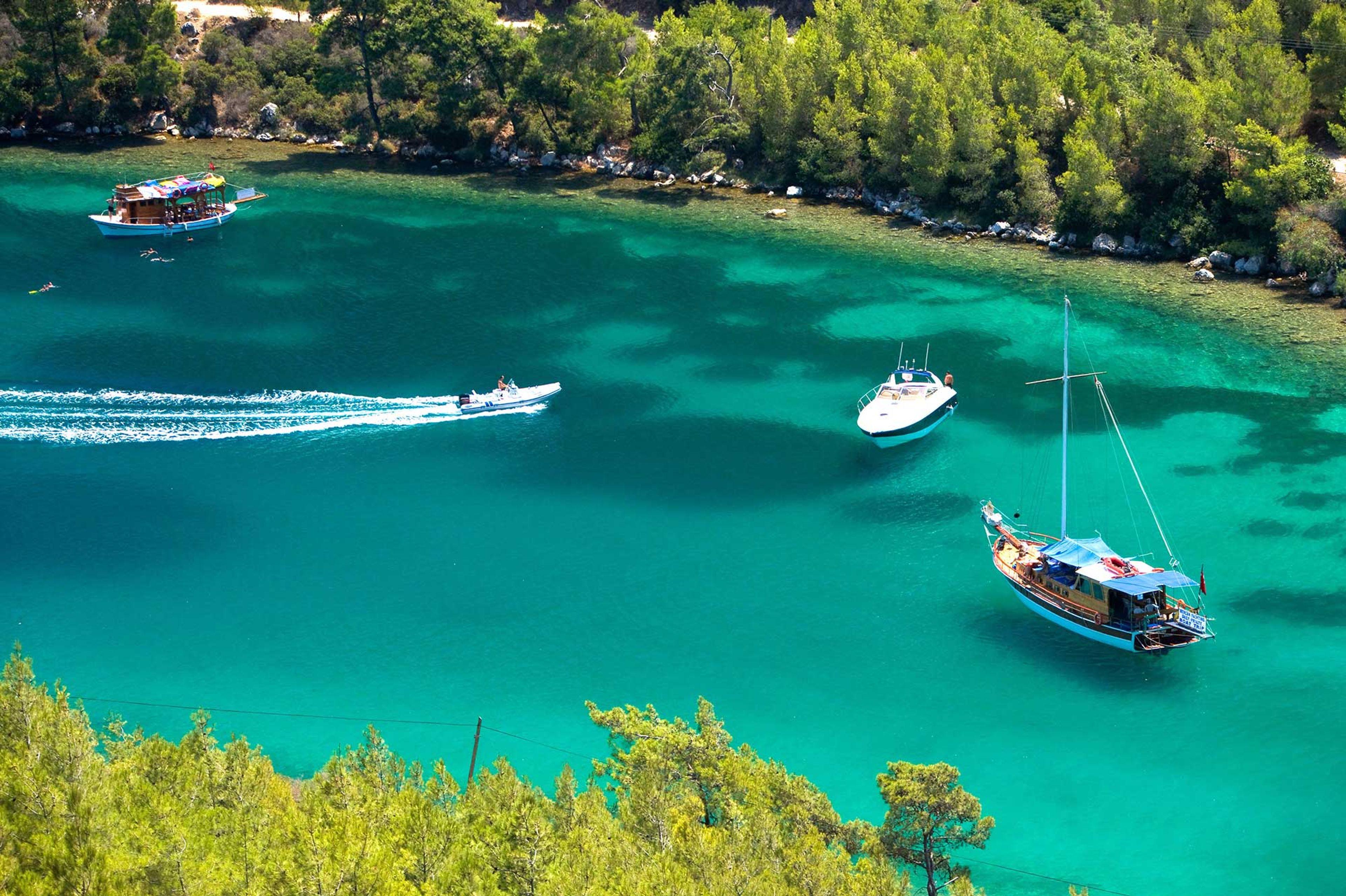 Alquiler de barcos en Arab Island: fondeo en el islote de Bozburun