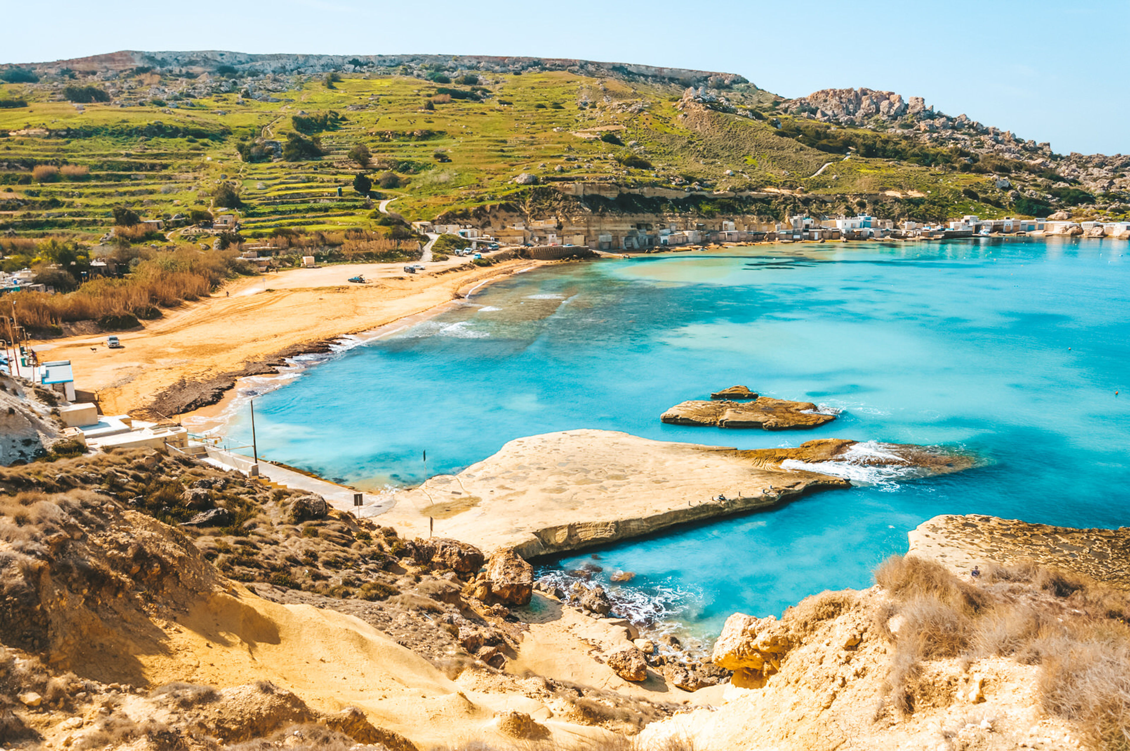 Naviguez dans la baie de Ġnejna : crique de sable à l’ouest de Malte