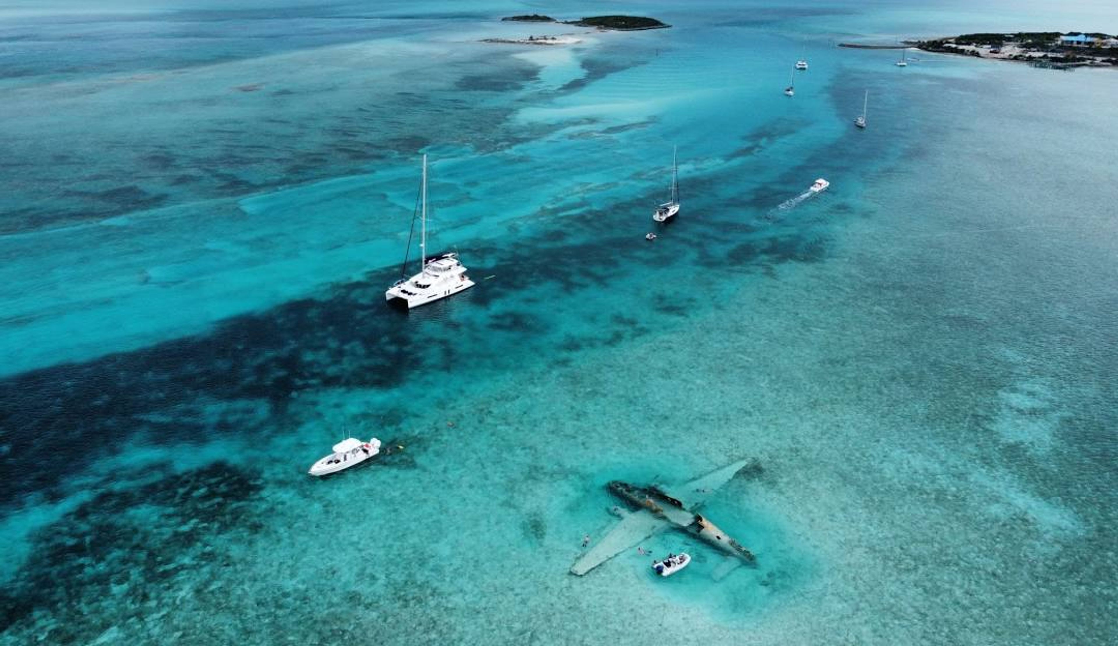 Noleggio barche a Norman's Cay: relitto dell'aereo