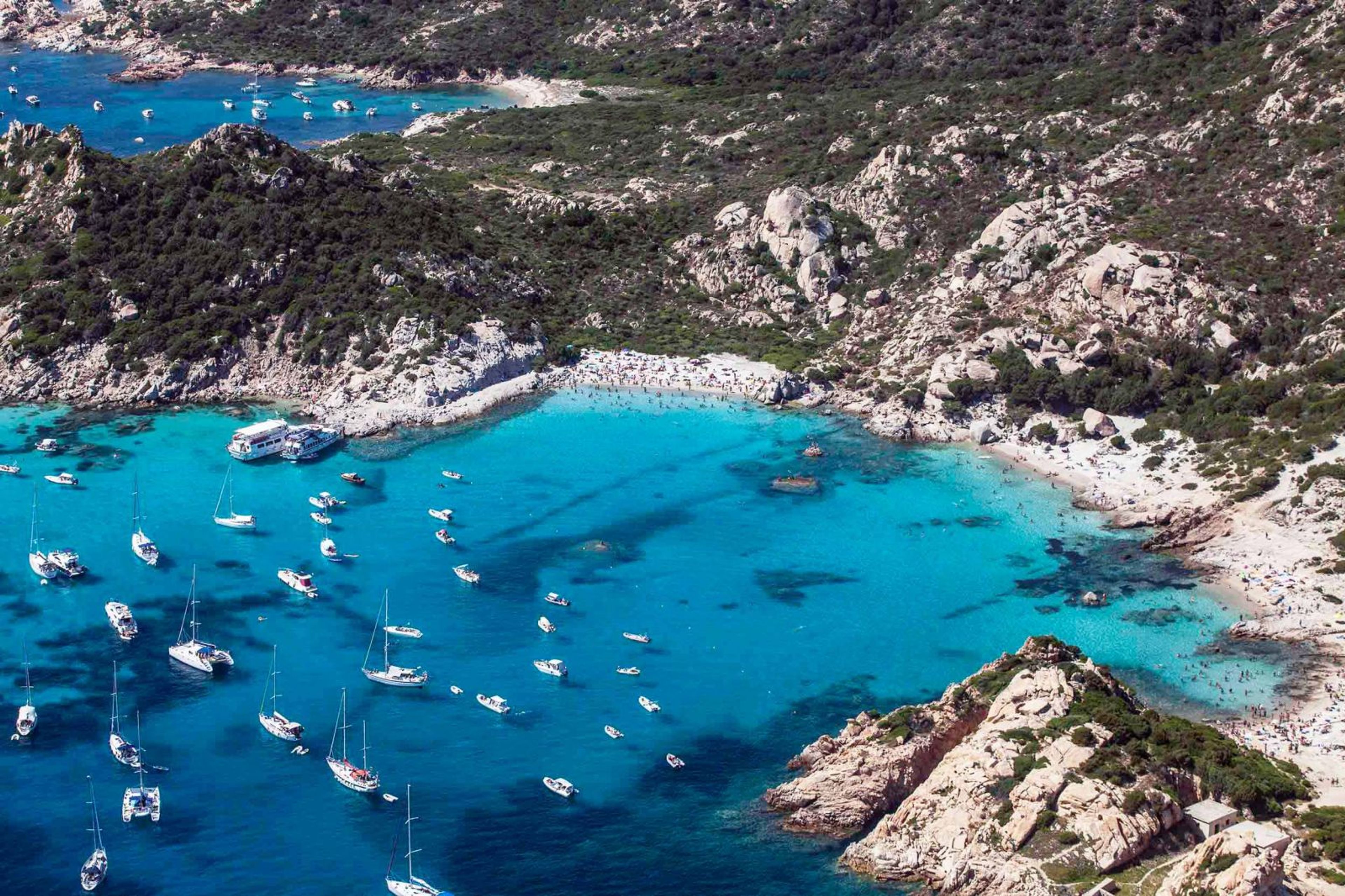 Navega por Spargi Island: cala de granito en La Maddalena