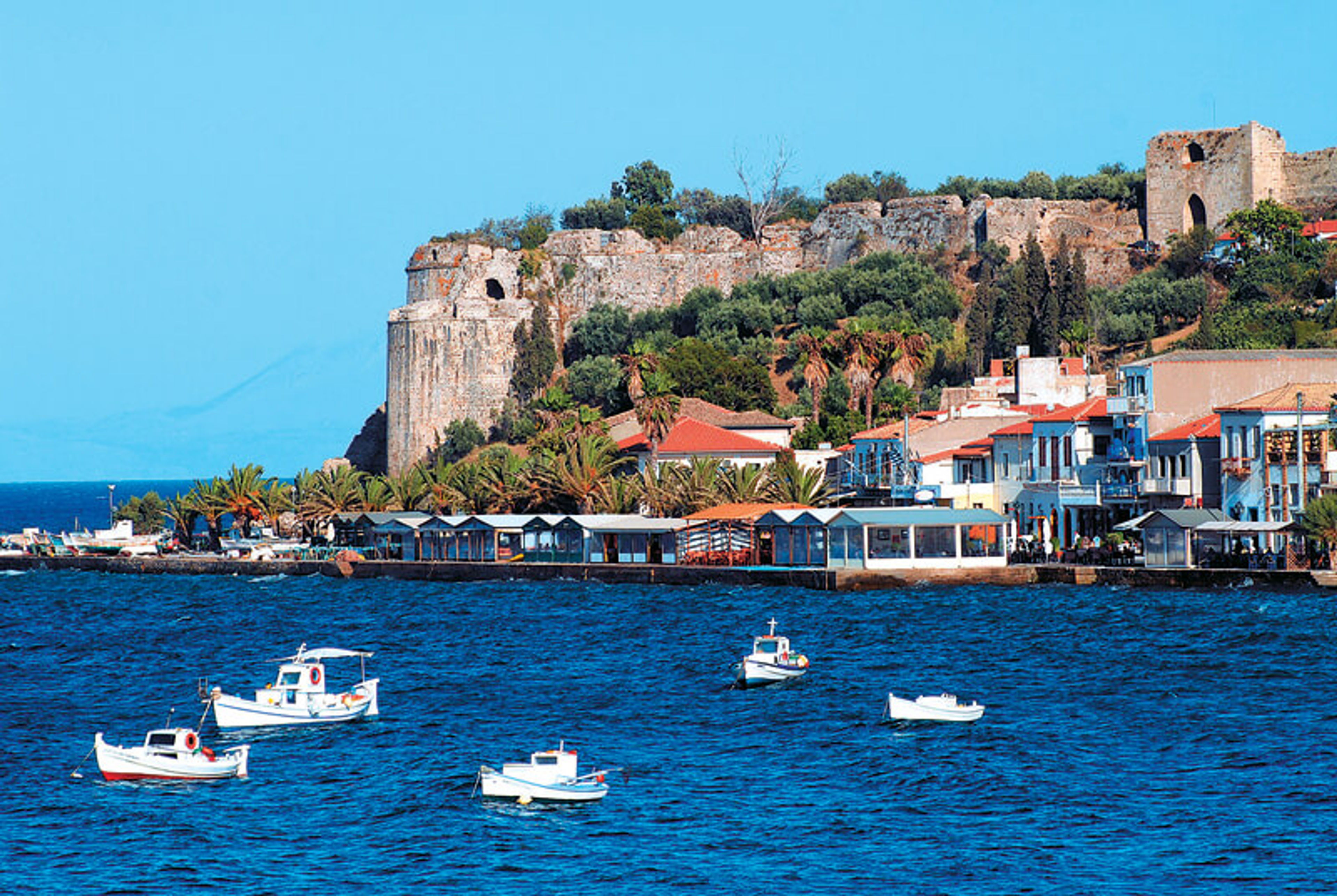 Alquiler de barcos en Koroni: puerto del castillo veneciano de Mesenia