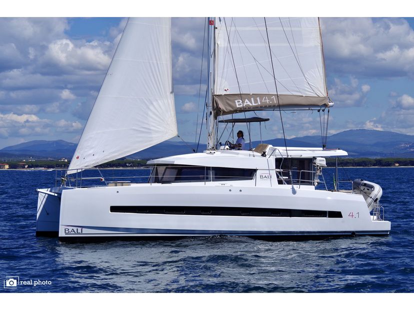 Bali Catamarans 4.1 WEEsail - Water maker, Solar Panel
